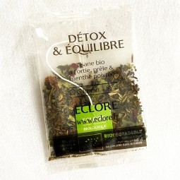 Sachet de tisane bio Detox & Equilibre dans son enveloppe en cellophane compostable, sans plastique ni métal.
