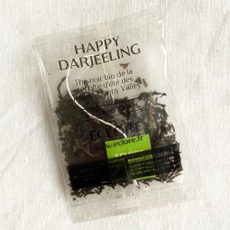 Sachet compostable de thé noir bio Happy Darjeeling FTGFOP1 sous enveloppe sans plastique ni métal certfiée ok compost home.