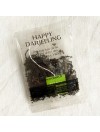 Sachet compostable de thé noir bio Happy Darjeeling FTGFOP1 sous enveloppe sans plastique ni métal certfiée ok compost home.